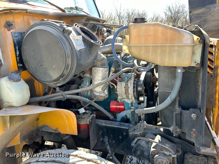 image for item EK4341 2000 International 4900 crane truck