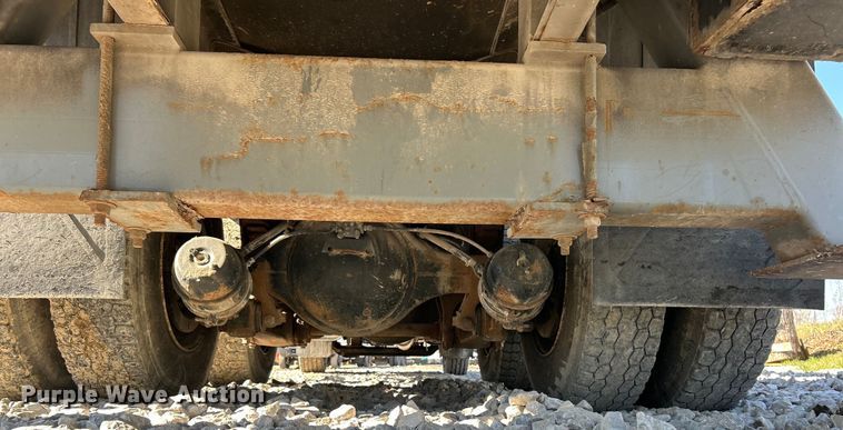 image for item EK4341 2000 International 4900 crane truck