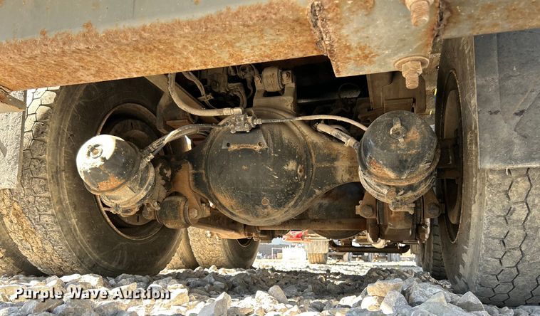 image for item EK4341 2000 International 4900 crane truck