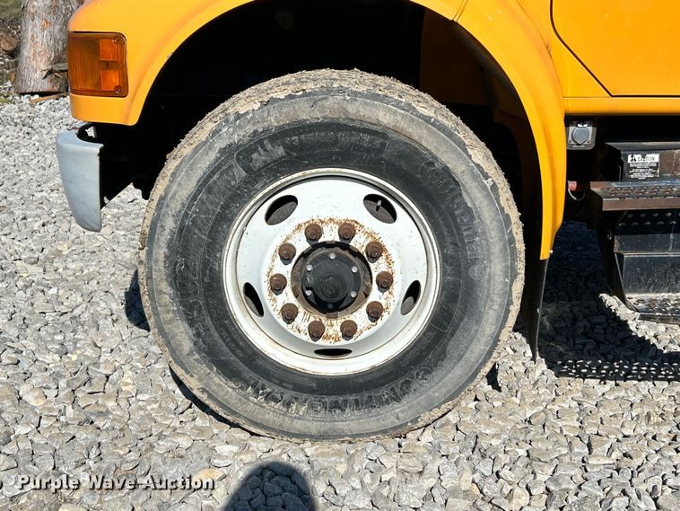 image for item EK4341 2000 International 4900 crane truck