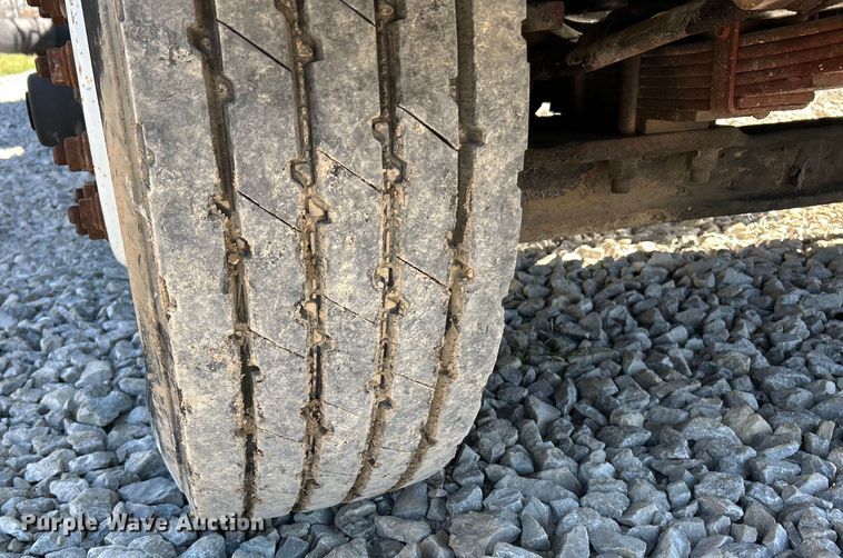 image for item EK4341 2000 International 4900 crane truck