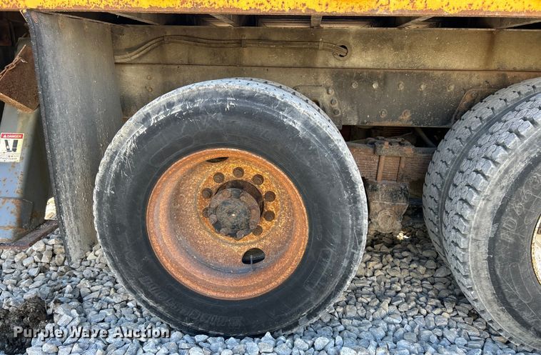 image for item EK4341 2000 International 4900 crane truck