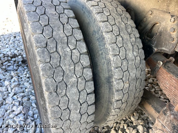 image for item EK4341 2000 International 4900 crane truck