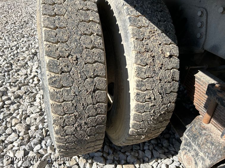 image for item EK4341 2000 International 4900 crane truck