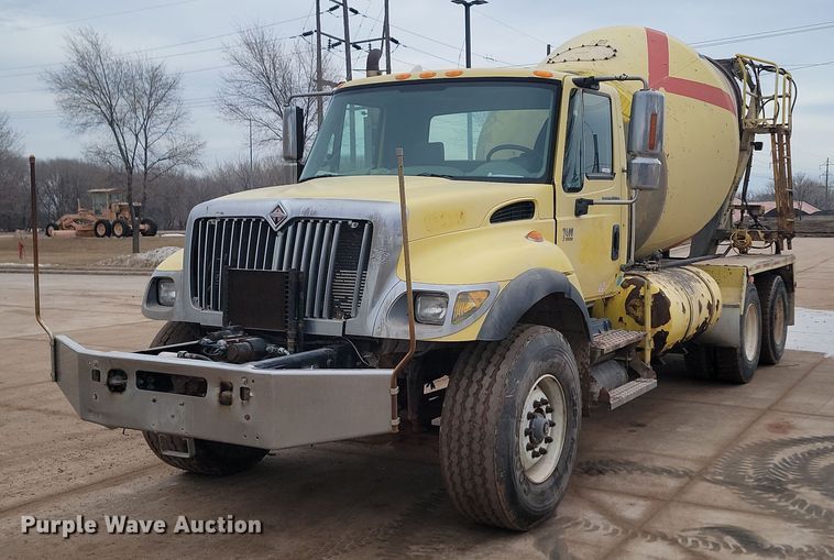 image for item LA9632 2002 International  7400  ready mix truck