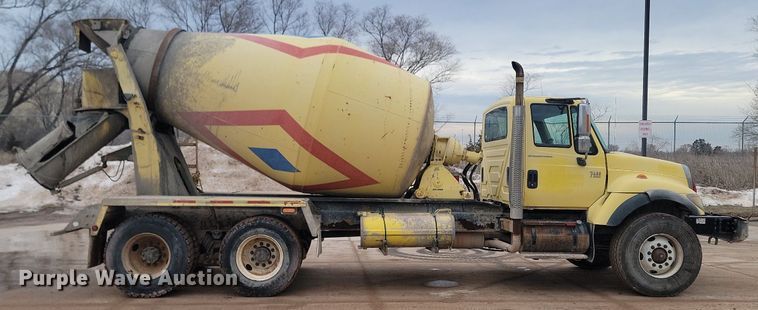 image for item LA9632 2002 International  7400  ready mix truck