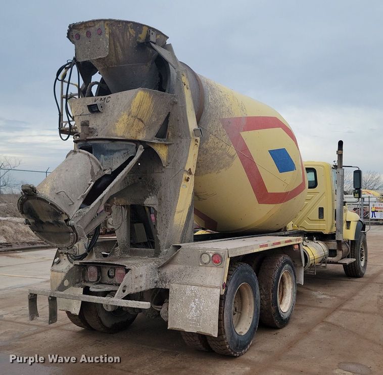 image for item LA9632 2002 International  7400  ready mix truck