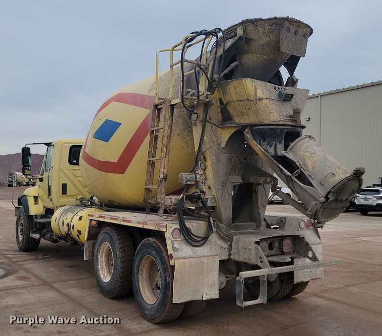 image for item LA9632 2002 International  7400  ready mix truck