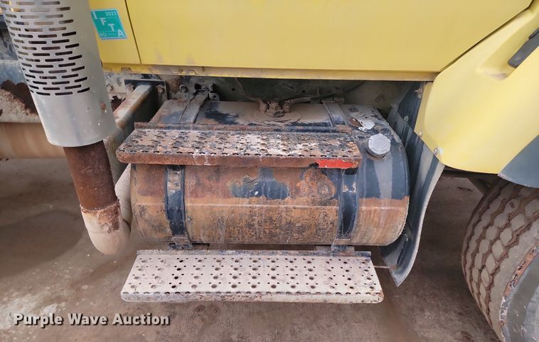 image for item LA9632 2002 International  7400  ready mix truck