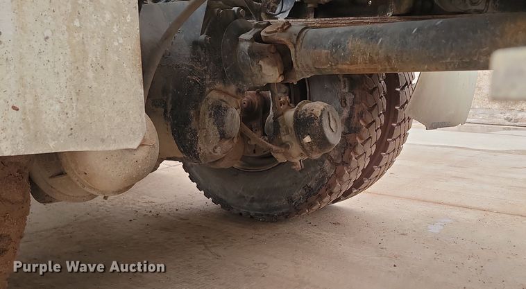 image for item LA9632 2002 International  7400  ready mix truck