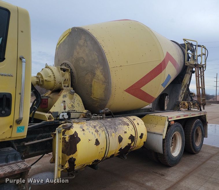 image for item LA9632 2002 International  7400  ready mix truck