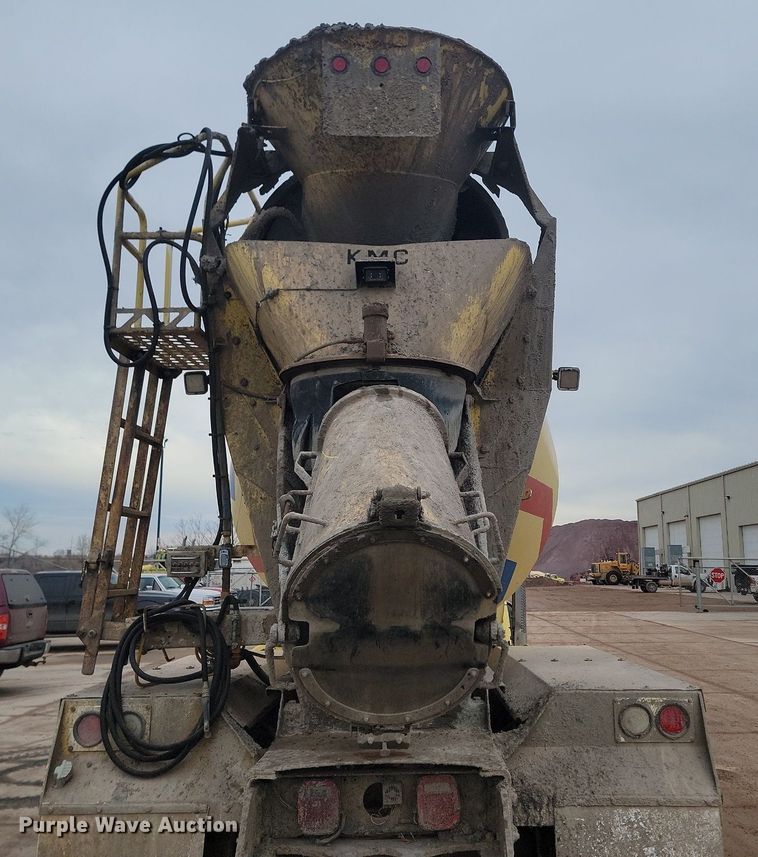 image for item LA9632 2002 International  7400  ready mix truck