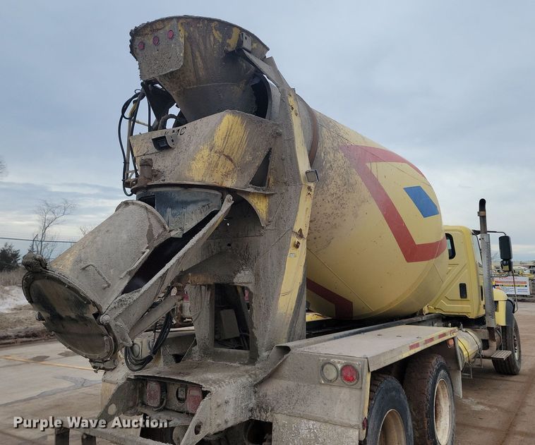 image for item LA9632 2002 International  7400  ready mix truck