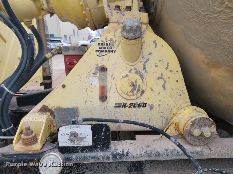 image for item LA9632 2002 International  7400  ready mix truck