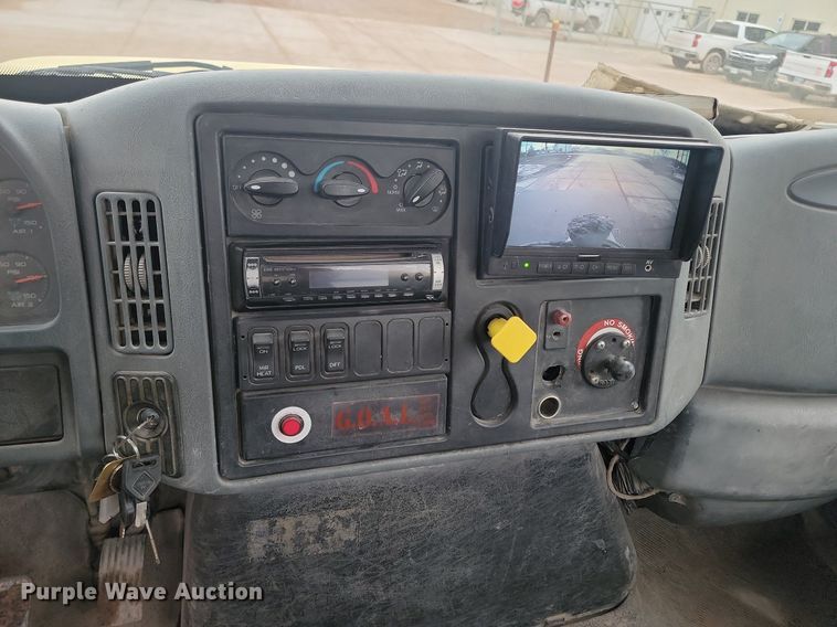 image for item LA9632 2002 International  7400  ready mix truck