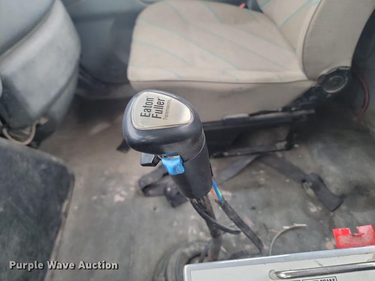 image for item LA9632 2002 International  7400  ready mix truck