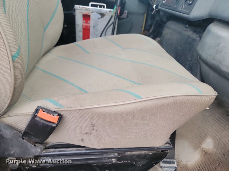 image for item LA9632 2002 International  7400  ready mix truck