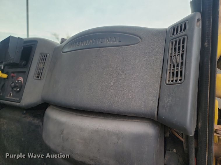 image for item LA9632 2002 International  7400  ready mix truck