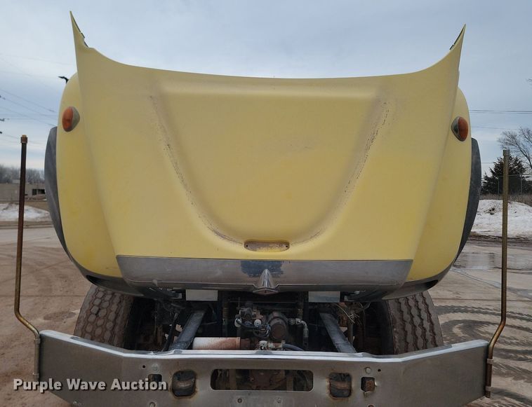 image for item LA9632 2002 International  7400  ready mix truck