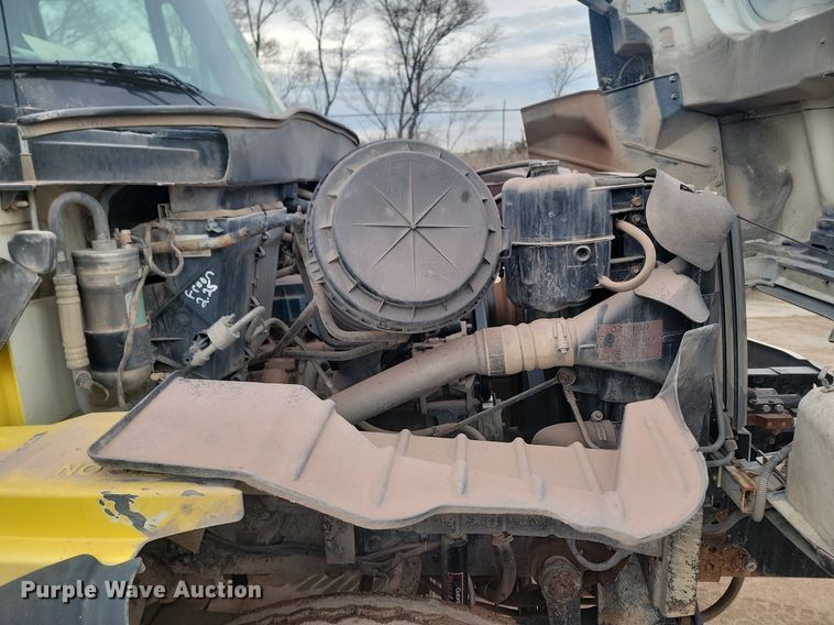 image for item LA9632 2002 International  7400  ready mix truck