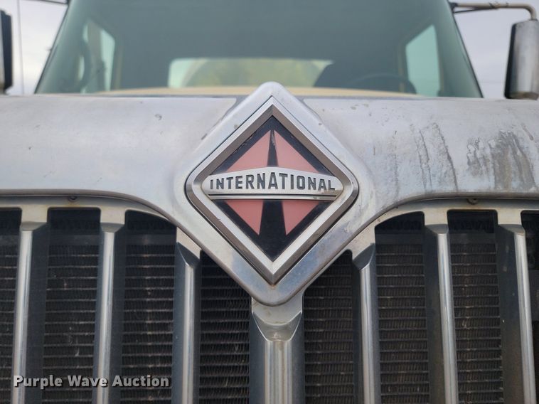 image for item LA9632 2002 International  7400  ready mix truck