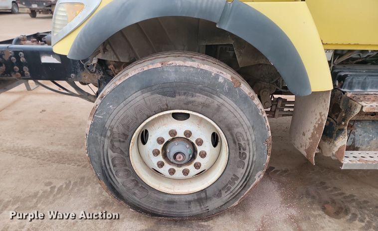 image for item LA9632 2002 International  7400  ready mix truck