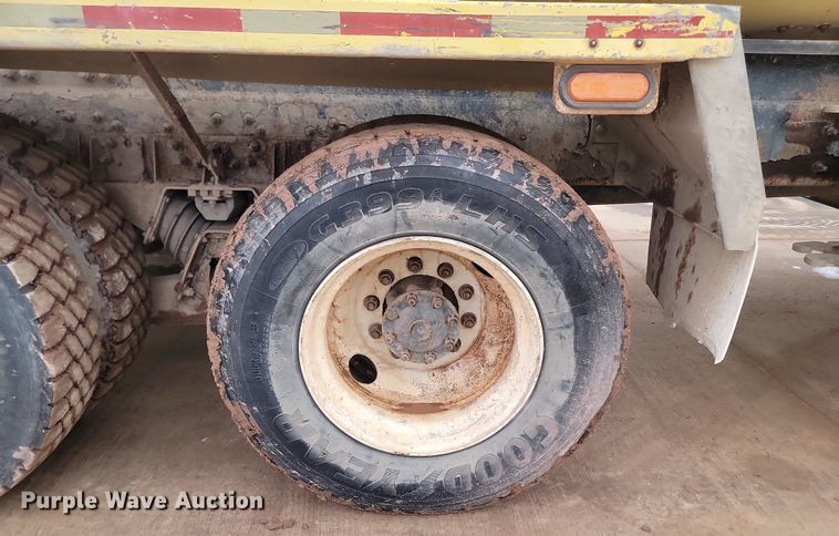 image for item LA9632 2002 International  7400  ready mix truck