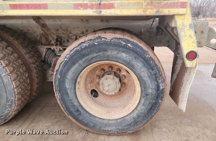 image for item LA9632 2002 International  7400  ready mix truck