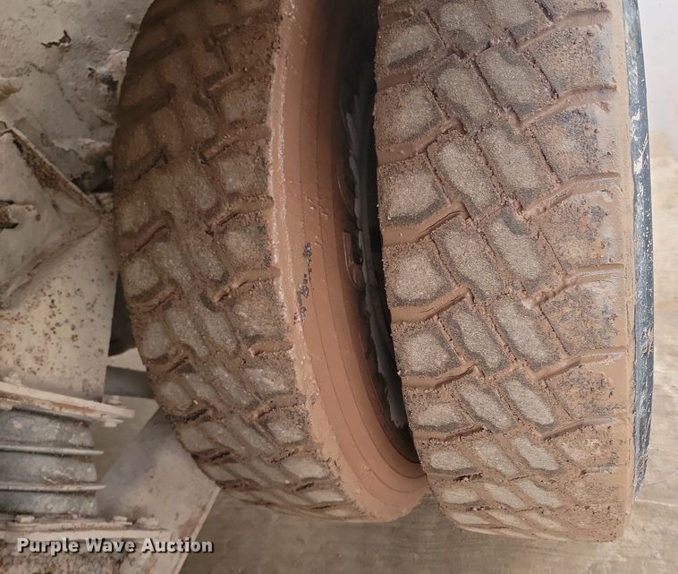 image for item LA9632 2002 International  7400  ready mix truck