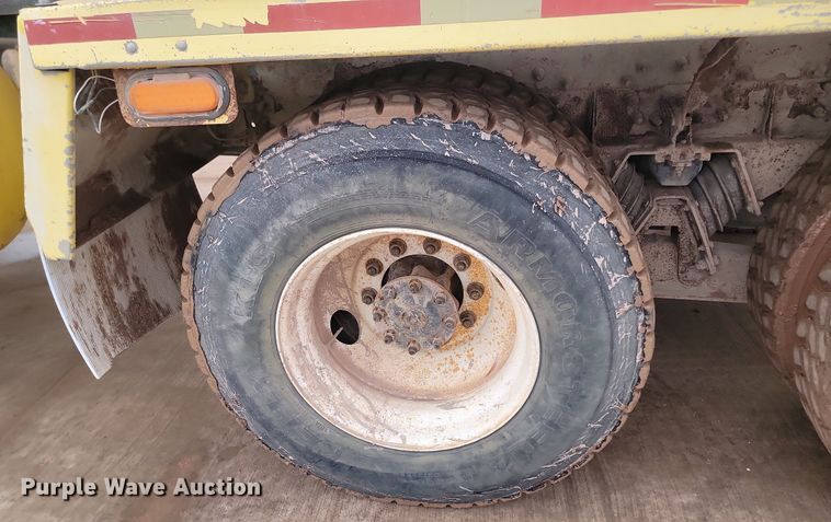 image for item LA9632 2002 International  7400  ready mix truck