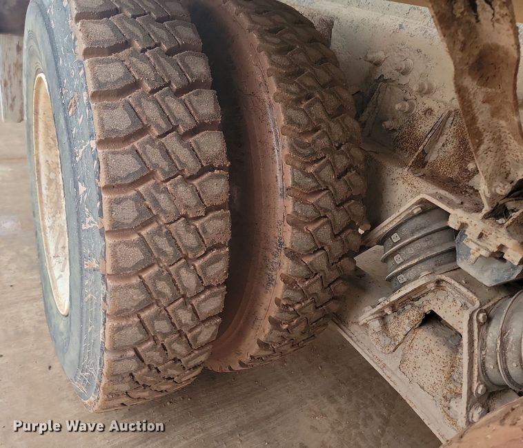 image for item LA9632 2002 International  7400  ready mix truck