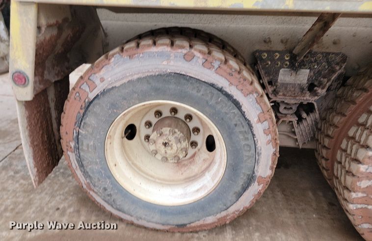 image for item LA9639 2004 Kenworth W900  ready mix truck