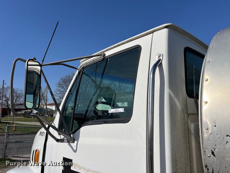 image for item LD9346 2005 Sterling L7500 oil distributor truck