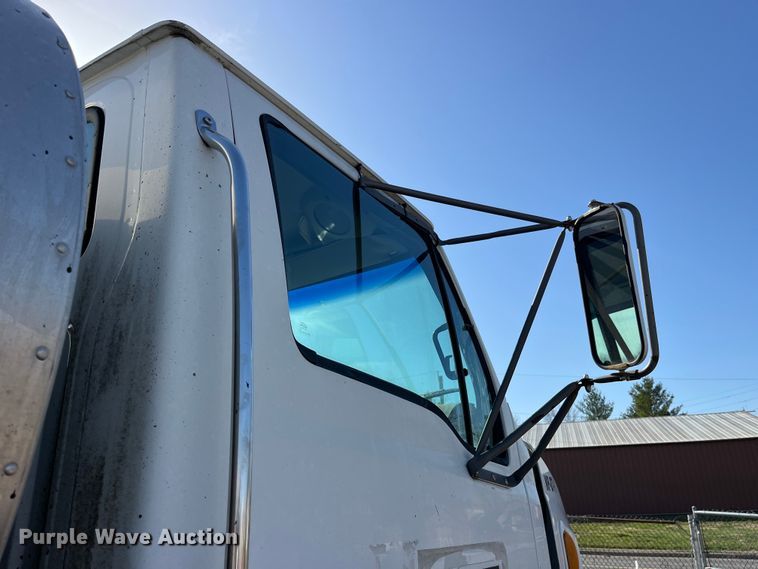 image for item LD9346 2005 Sterling L7500 oil distributor truck