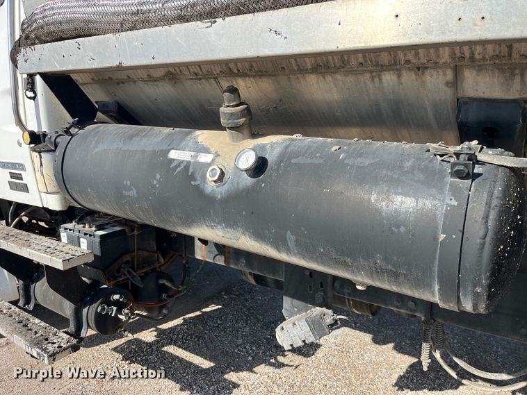 image for item LD9346 2005 Sterling L7500 oil distributor truck