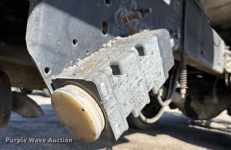 image for item LD9346 2005 Sterling L7500 oil distributor truck