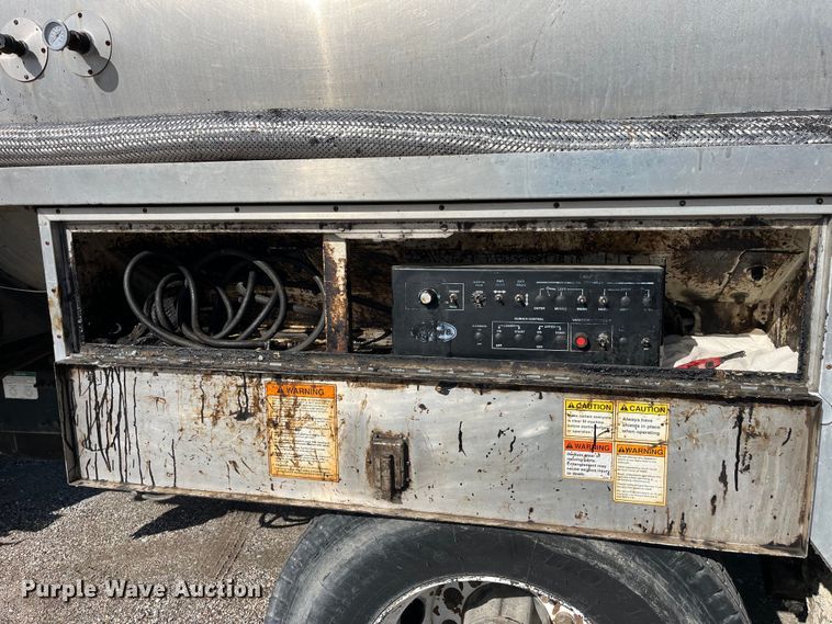 image for item LD9346 2005 Sterling L7500 oil distributor truck