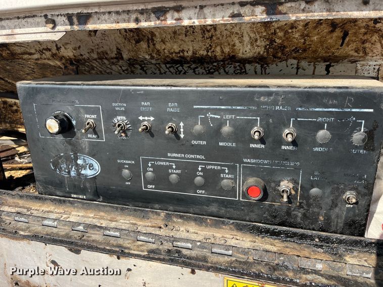 image for item LD9346 2005 Sterling L7500 oil distributor truck