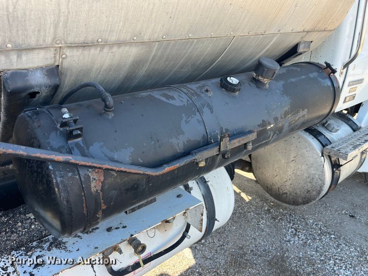 image for item LD9346 2005 Sterling L7500 oil distributor truck