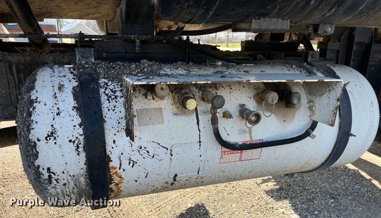 image for item LD9346 2005 Sterling L7500 oil distributor truck