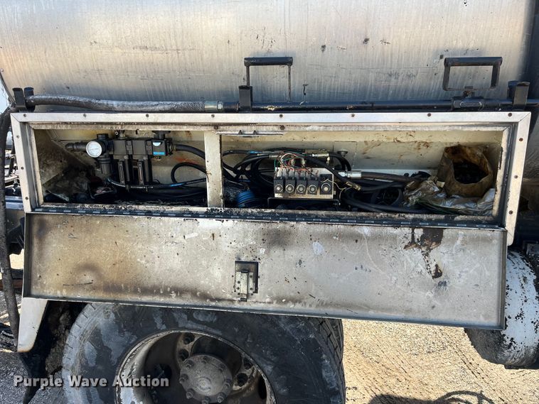 image for item LD9346 2005 Sterling L7500 oil distributor truck