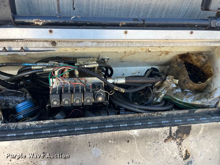 image for item LD9346 2005 Sterling L7500 oil distributor truck