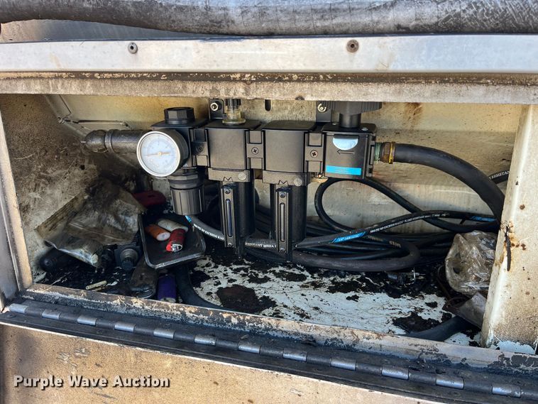 image for item LD9346 2005 Sterling L7500 oil distributor truck