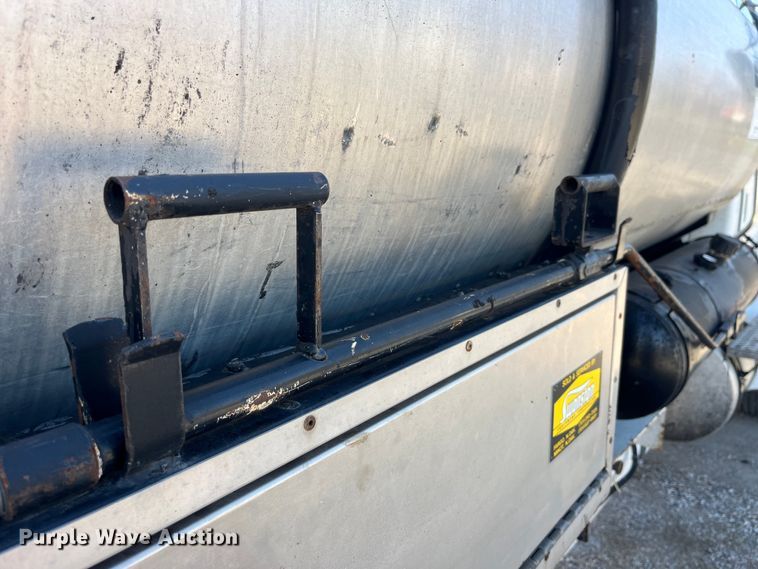 image for item LD9346 2005 Sterling L7500 oil distributor truck