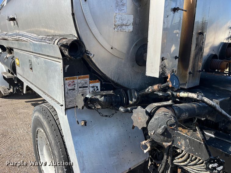 image for item LD9346 2005 Sterling L7500 oil distributor truck