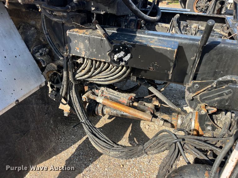 image for item LD9346 2005 Sterling L7500 oil distributor truck