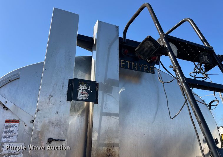 image for item LD9346 2005 Sterling L7500 oil distributor truck