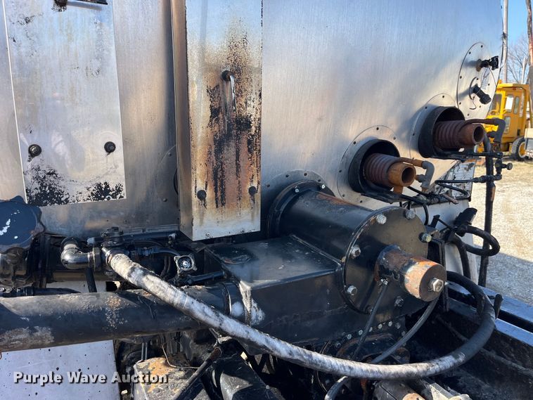 image for item LD9346 2005 Sterling L7500 oil distributor truck