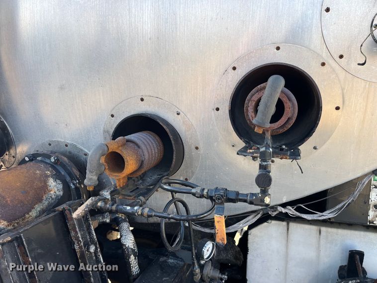 image for item LD9346 2005 Sterling L7500 oil distributor truck