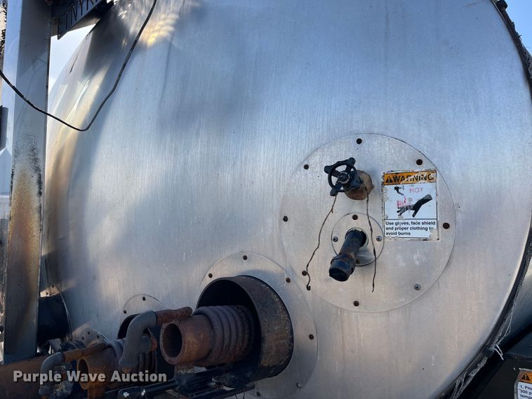 image for item LD9346 2005 Sterling L7500 oil distributor truck